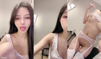 슈퍼 아름다운 온라인 붉은 얼굴의 여신 소녀, 섹시한 흰색 실크 비키니, 슈퍼 인물, 세계의 기절 자 의자에 클로즈업 화이트 타이거 덴