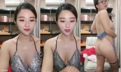 엄청나게 섹시한 Yujie! 대규모 수수료 쇼! 검은 색 안경을 쓰고 Yujie Fan, 큰 가슴, 엉덩이, 망사 스타킹, 주무르기, 문지르기, 긁기 및 포즈