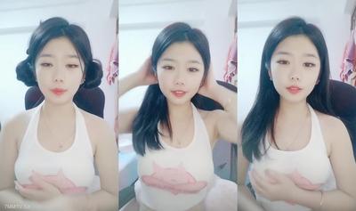 순수한 욕망은 천장입니다! 최근 바다에 갔다 초고가! 작은 조끼를 들어 작은 가슴을보고 잠옷 칼라 체인을 착용하십시오.