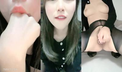 궁극의 기절! 초고가 여신! 외모는 달콤하고 플레이는 매우 요염하고 하얗고 부드러 우며 뛰어난 아름다운 가슴, 검은 실크 아름다운 다리