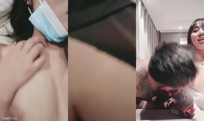 두껍고 큰 문신을 한 형제는 섹시한 젊은 여성이 검은 실크를 입고 그녀와 놀게하고 큰 거시기를 입으로 입으로 작은 입이 맞지 않습니다