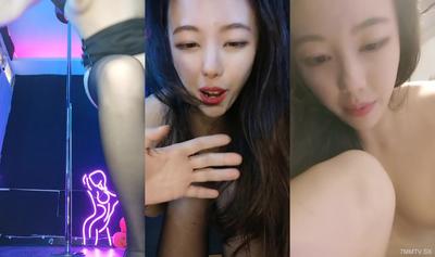 제복을 입은 여신 Xiao Piao Piao와 검은 비단 하이힐 장대 댄스는 그녀의 얼굴과 털이없는 백호를 보여 화끈한 춤을 추며 훌륭하게 수행되었습니다.