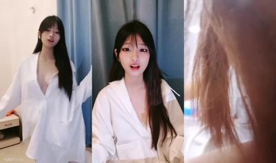 검은 실크를 입은 매혹적이고 일류 여고생은 라이브 쇼를 통해 얼굴을 보여주고 늑대 친구들과 교류하며 완벽한 몸매가 매우 섹시합니다.