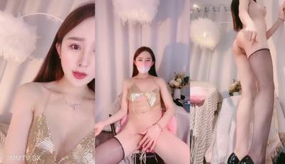 모델의 자태가 일품! 바다 속으로 인터넷 연예인 여신! 매끄럽고 아름다운 엉덩이 스윙, 한쪽 다리가 검은 비단 아름다운 다리, 부드러운 보지를 찌르는 소품