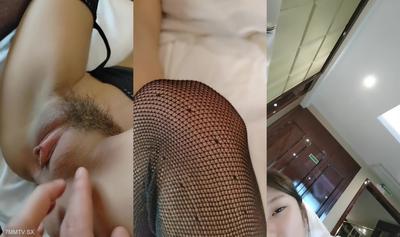 얼굴을 드러내는 검은 비단을 입은 젊은 여자는 형에게 호텔에서 가슴을 비비고 같이 놀자고 했고, 순종하며 형에게 머리 손질을 부탁했다