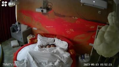5.13 Xintai는 EZVIZ Cloud Hotel의 빨간 둥근 침대 프로젝션 룸에서 Bai Nen의 여고생과 열정적 인 방을 가진 그녀의 남자 친구를 몰래 촬영했습니다.