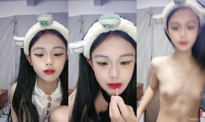 카와이 귀여운 귀여운 소녀! 몸집이 작고 가난한 가슴! 벌거벗고 발을 들어 보지를 바라보고 검은 스타킹을 벌리고 엉덩이를 들어 흔들며