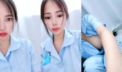 최고의 가슴 작은 간호사! 9점, 외모도 몸매도 폭발! 옷을 들어 올리고 큰 가슴 한 쌍은 크고 하얗고 엉덩이와 털이 많은 음부를 들어 올립니다.