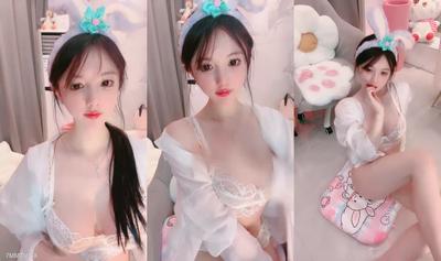 궁극의 기절과 인터넷 유명인 여신! 섹시 란제리 화이트 실크! 큰 가슴, 멋진 몸매, 팬티 벗고, 뚱뚱한 입술, 보지 보여주기, 클리토리스 비비기