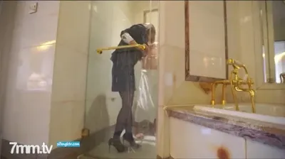 Guoge는 산을 닫고 더 이상 대규모 비디오를 촬영하지 않습니다.마침내 그는 Xiuren과 부드러운 모델 Xiaohui &quotFive-Star Hotel Attendant"플래티넘 크랙 버전과 셀카를 찍었습니다.
