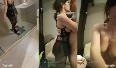 非常に甘い笑顔、ふっくらとしたやや太った体、セクシーな黒い絹のレースの下着を着たYu Jieは、プロセス全体を通してノンストップで話し、率先して観音と蓮の上に座り、欲望に不満を感じています