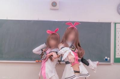 fc2-ppv 1934586 【VTuber】キズナ〇イ×2素人レイヤーからダブルで責められる夢の体験。童貞君も堪らず着衣ずらしハメ※完全顔出し・中出し {
